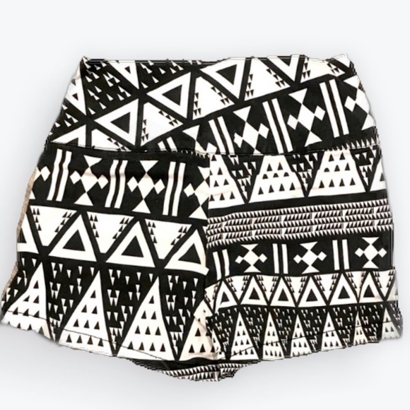 NWT Black & White Aztec Pattern Shorts - Picture 1 of 3
